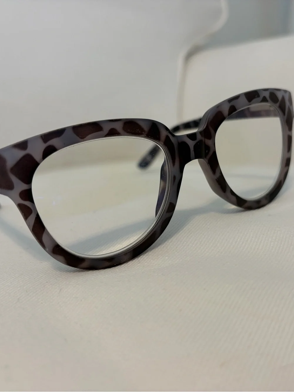 Women’s Round Blue Light Reading Glasses in Gray Tortoise